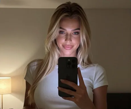 Valentina, KI-Figur beim Spiegel-Selfie
